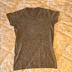 lululemon athletica Heathered Gray Short Sleeve Tee size 12